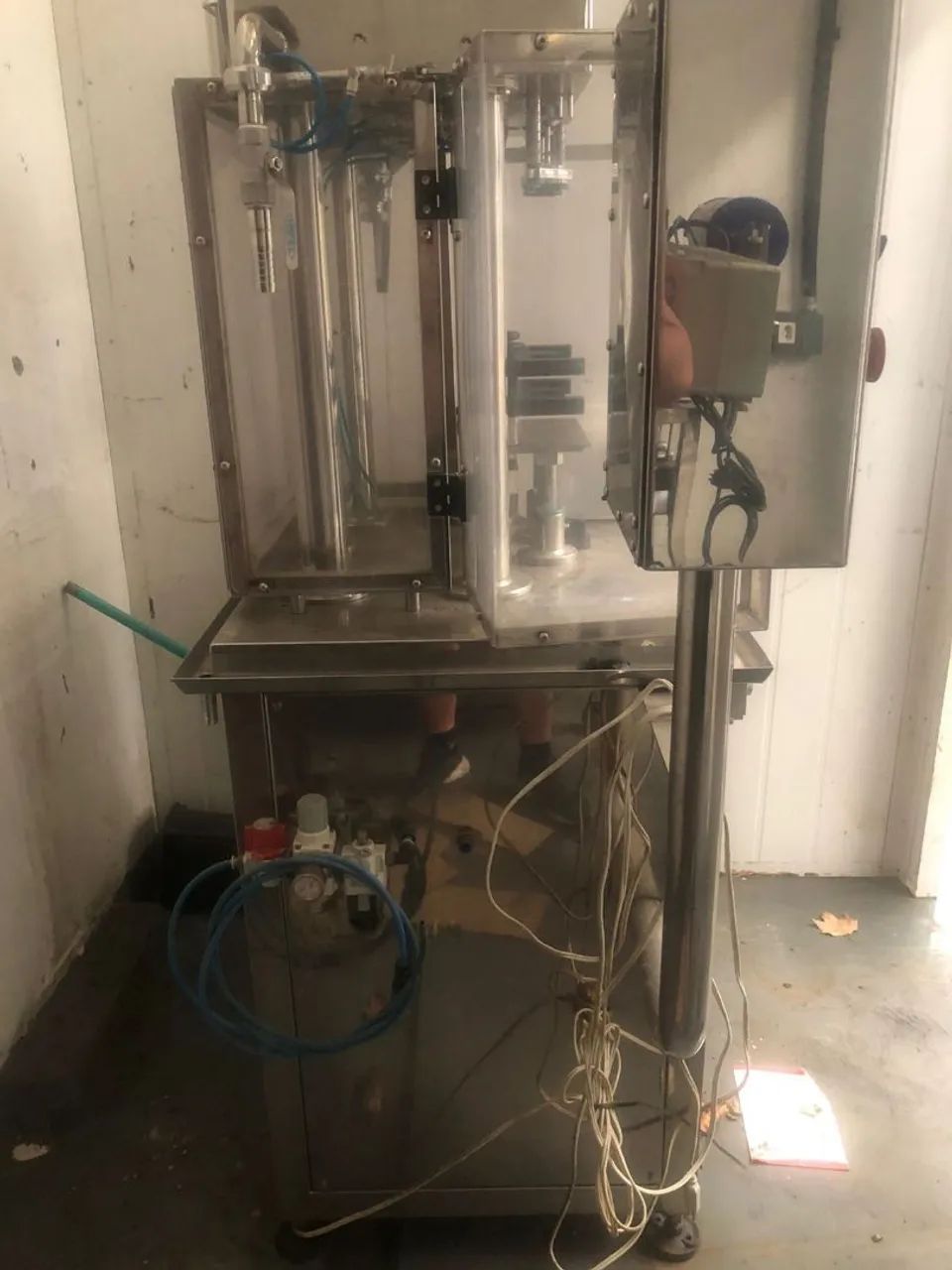 Envasadora dois bicos isobárica com cravadora 350 garrafas/h<br>Marca Compomaq - Foto 2