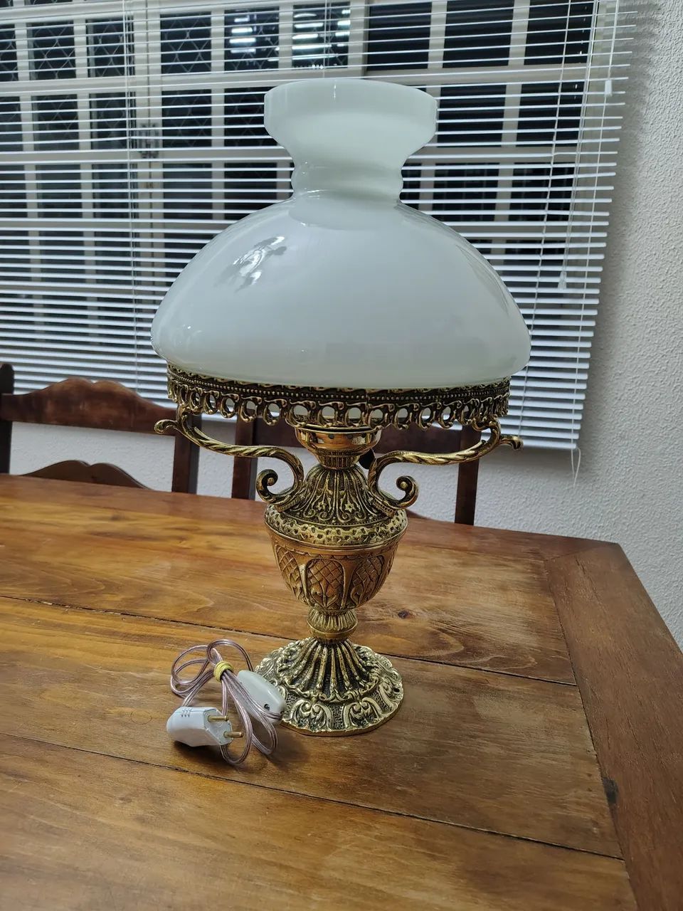 Abajur antigo em bronze maciço com cúpula de opalina branca - Foto 2