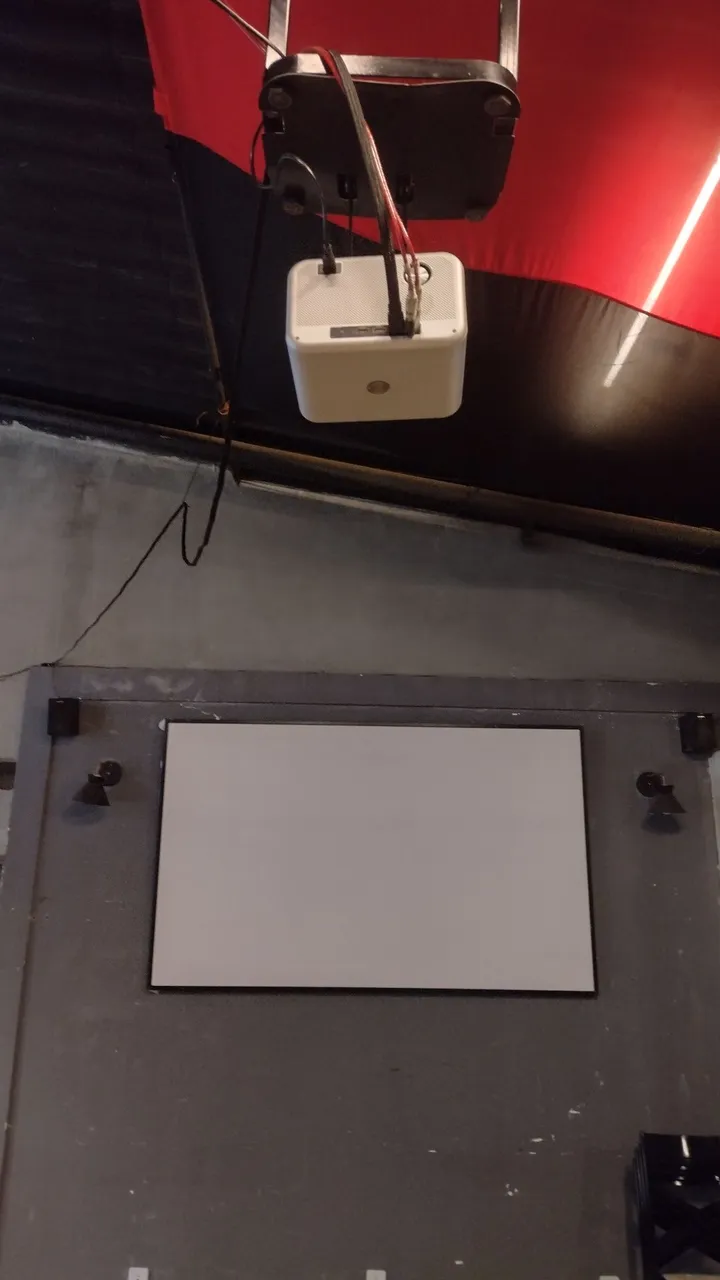 Projetor e Tela de Projeção