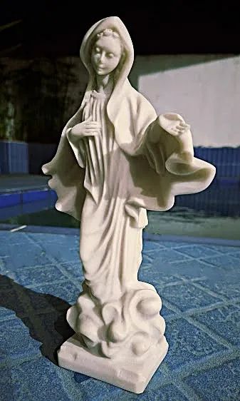 ESCULTURA MÁRMORE GREGO BRANCO, NOSSA SENHORA DA PAZ; PEÇA ÚNICAASSINADA, 23 CM ALTURA:  - Foto 4