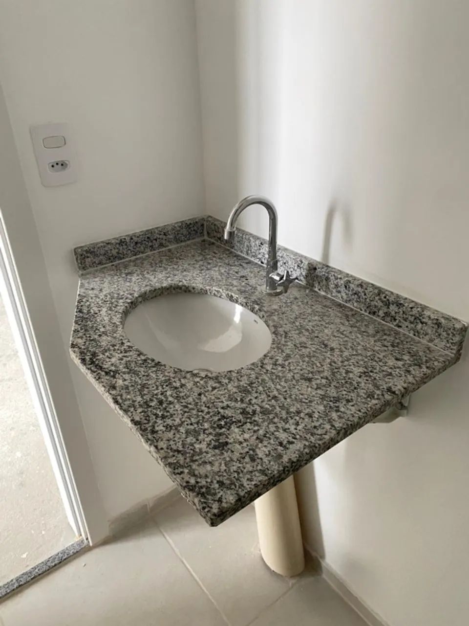 Pia com torneira embutida