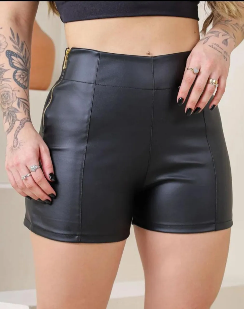 Shorts de couro fake com zíper lateral