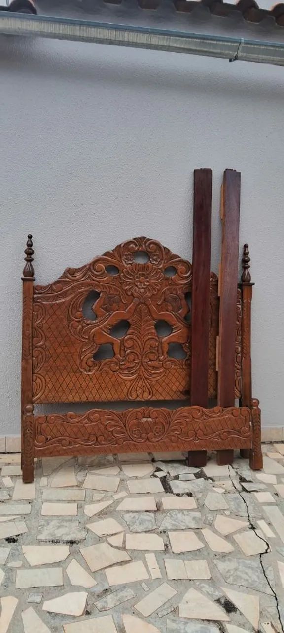 Cama de madeira trabalhada 