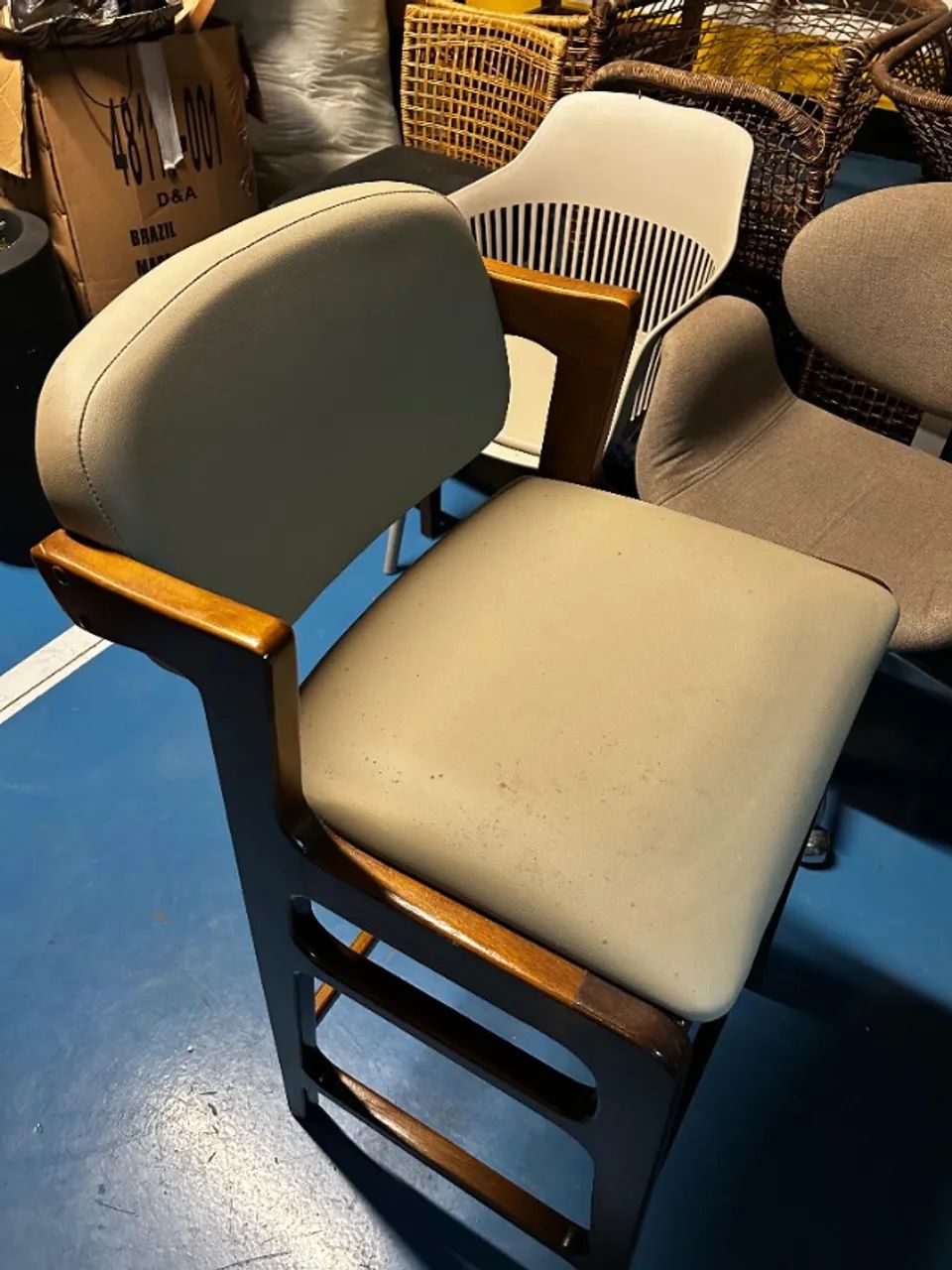 2 - Banqueta Alta Bar Cozinha - Bege    (R$622,71 cada)64307305635586121