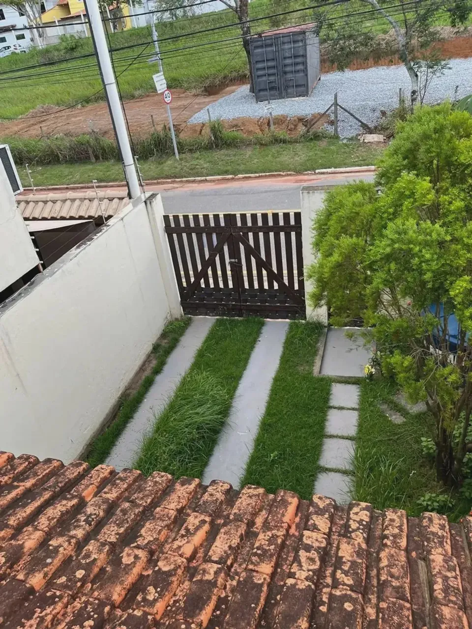 Casa para locação no São Marcos em Macaé/RJ, 03 Quartos c/ suíte, Quintal, Garagem e Área