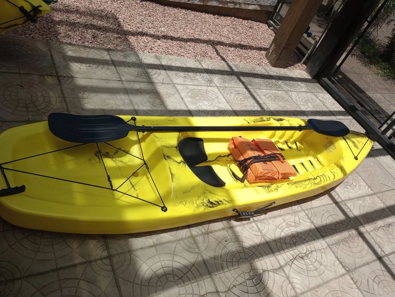 Caiaque estanque Pinguim c/ remo e colete salva vidas - Foto 2