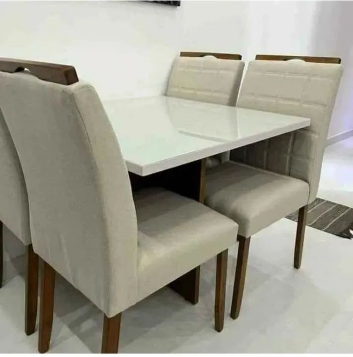 Conjunto de mesa e cadeiras para jantar