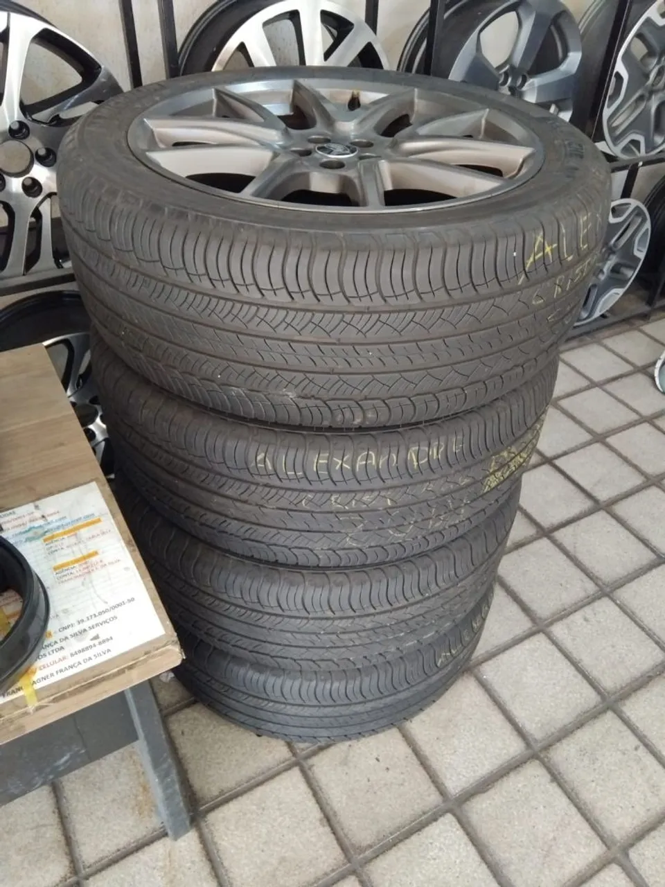 Vendo 4 pneus originais da land rover