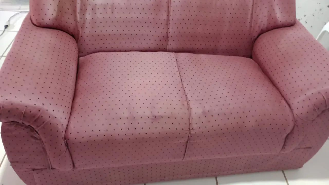 Sofá 2 lugares em tecido rosa