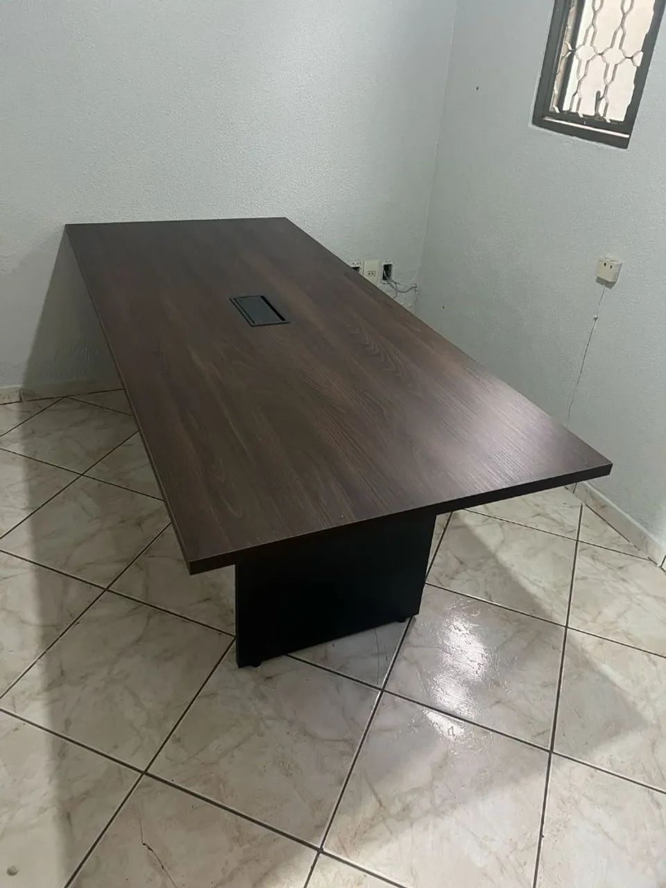 Mesa de Reunião em MDF com caixa box tomada 