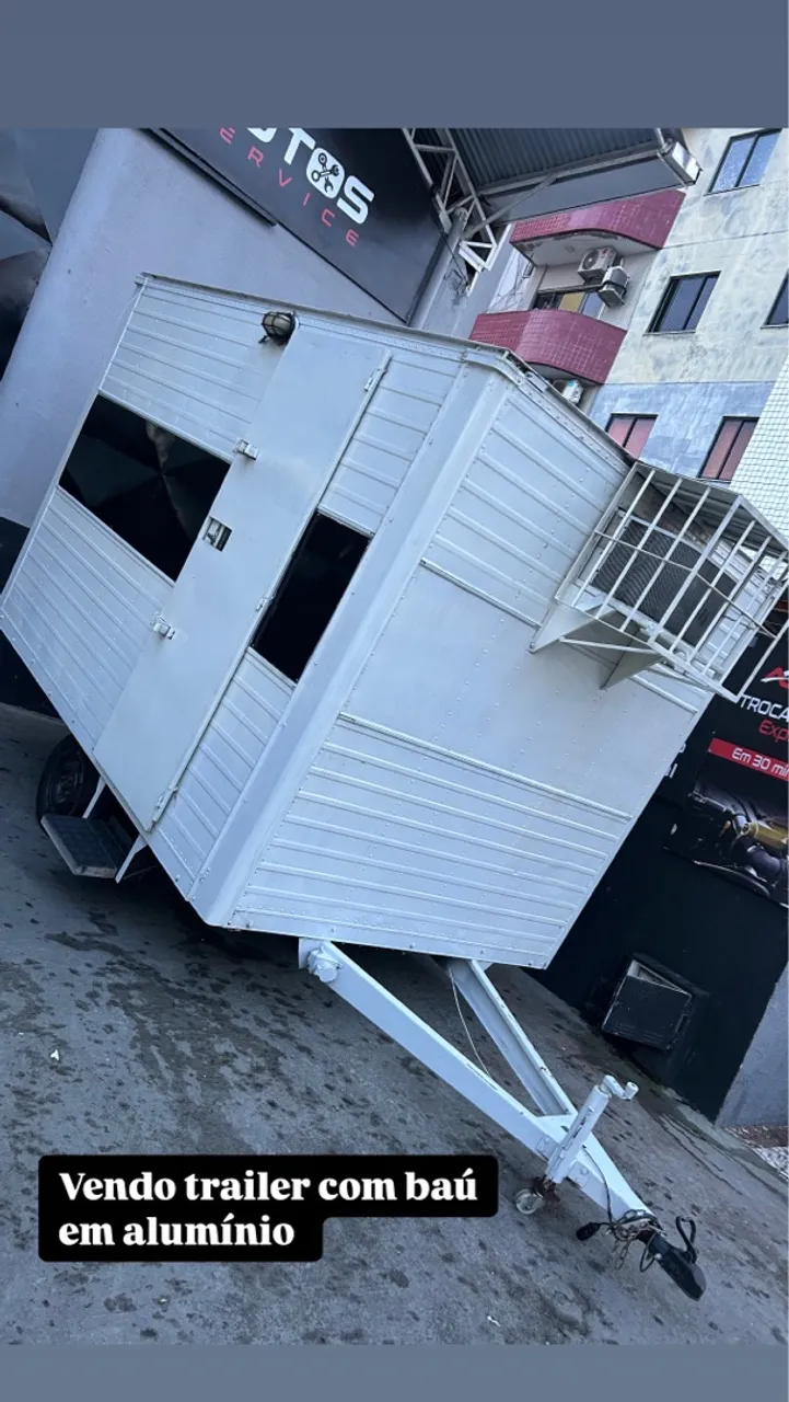 trailer com baú todo em alumínio 