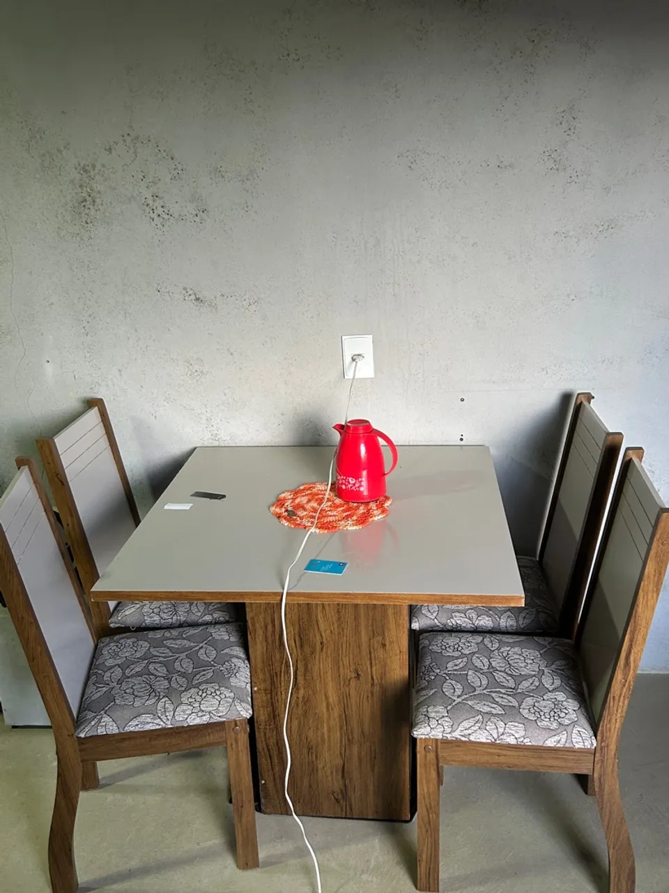 Mesa de jantar com 4 cadeiras