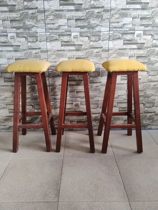 Trio de Banqueta de madeira com assento estofado - Foto 4