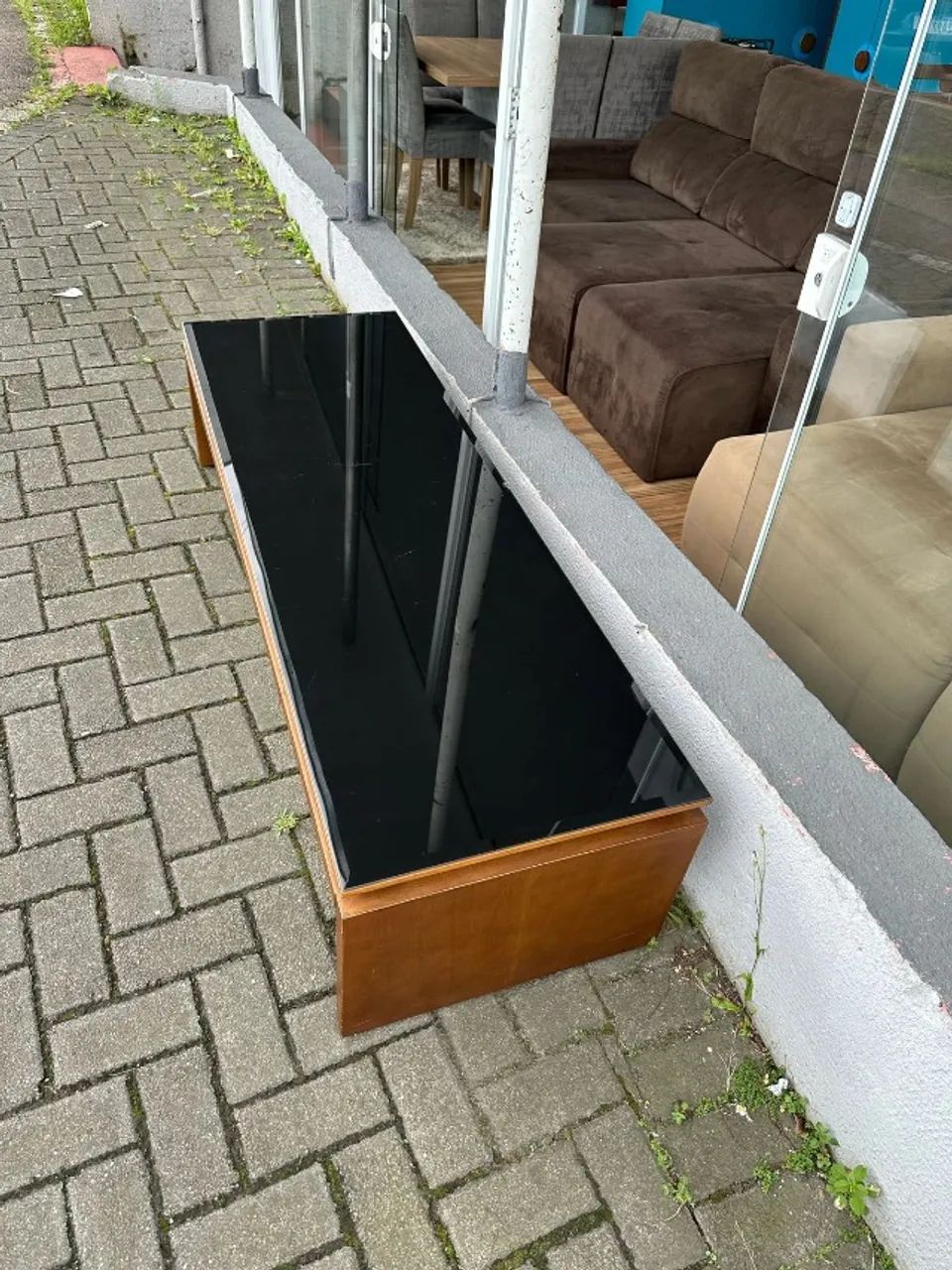 Mesa de centro em madeira maciça com vidro preto - Foto 3