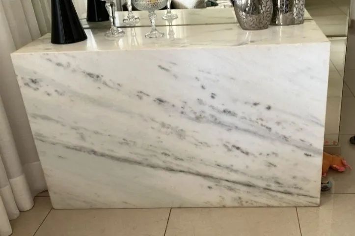 Aparador em mármore 