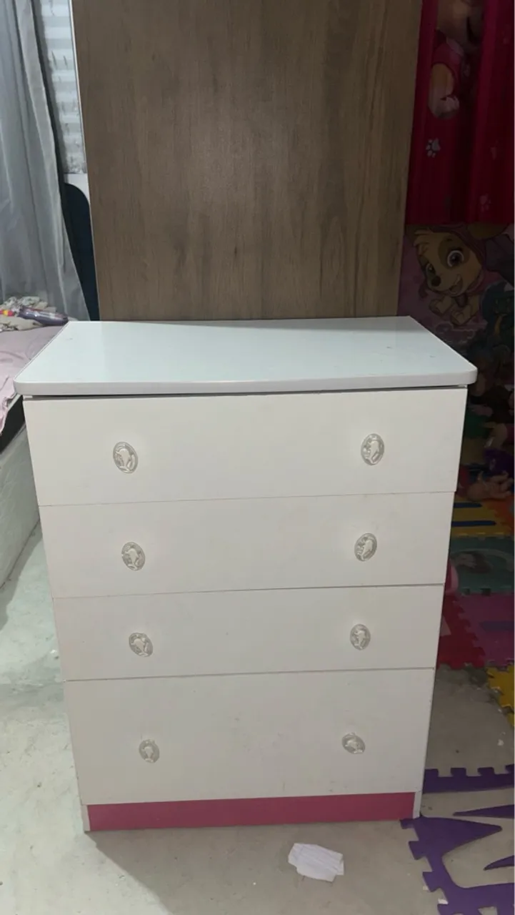 Cômoda branca com 4 gavetas