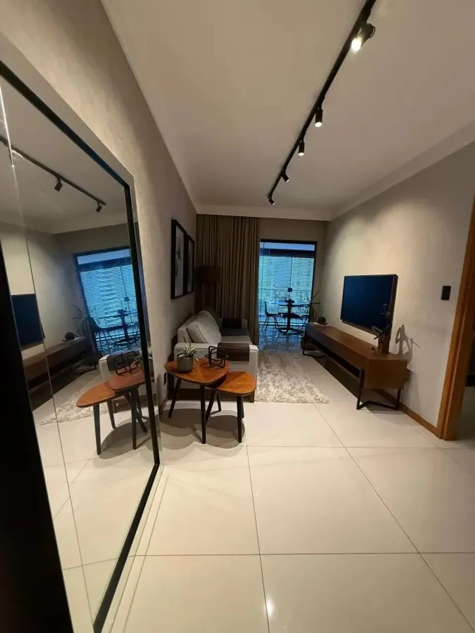 Vendo apto, 56m², 1/4, varanda, 1 vaga. Horto Florestal.