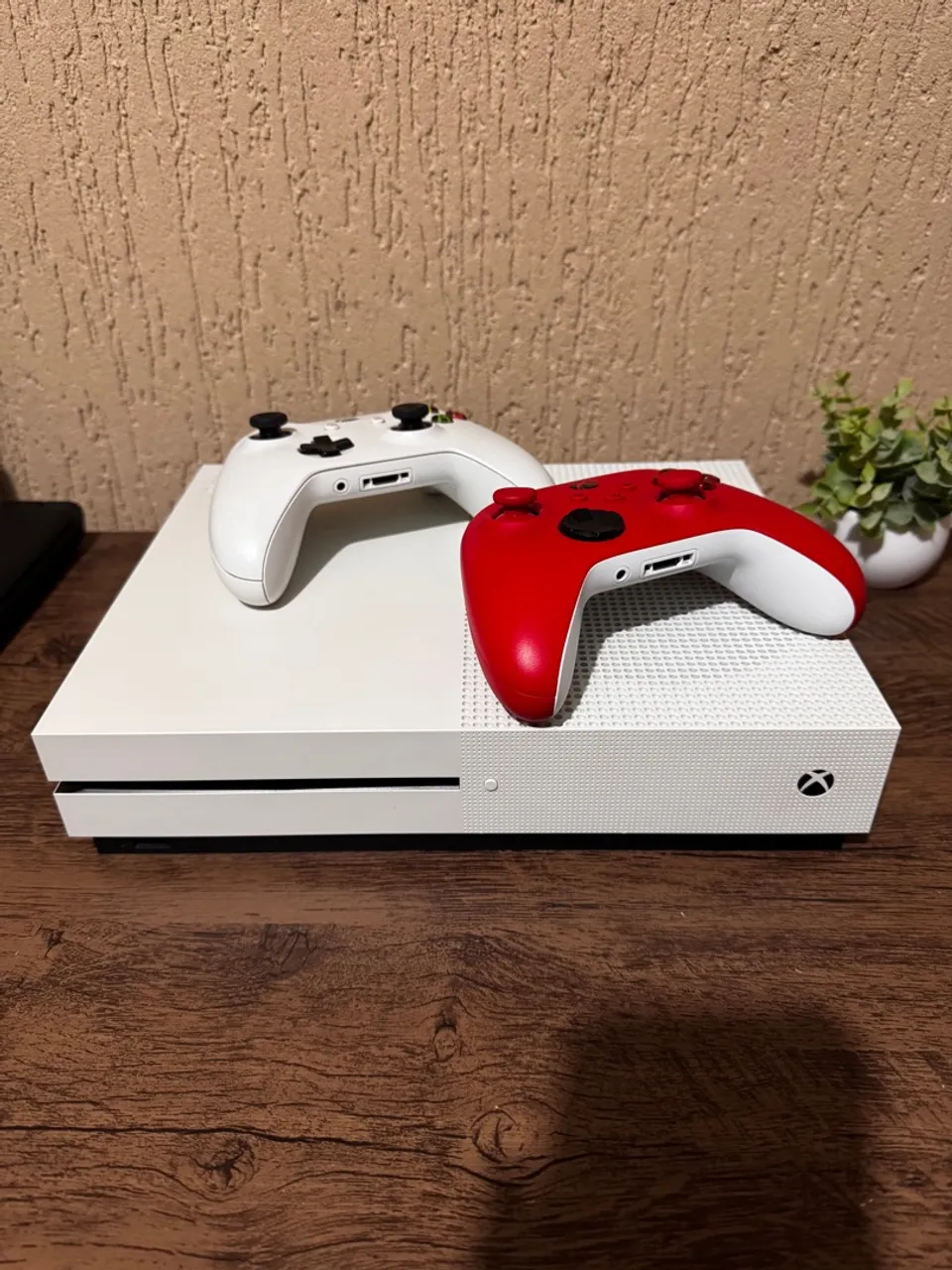 Xbox One S 500GB (2 controles + HD Externo 1TB) e acessórios
