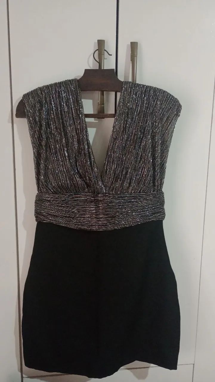 Vestido preto com detalhes prateados Tam M