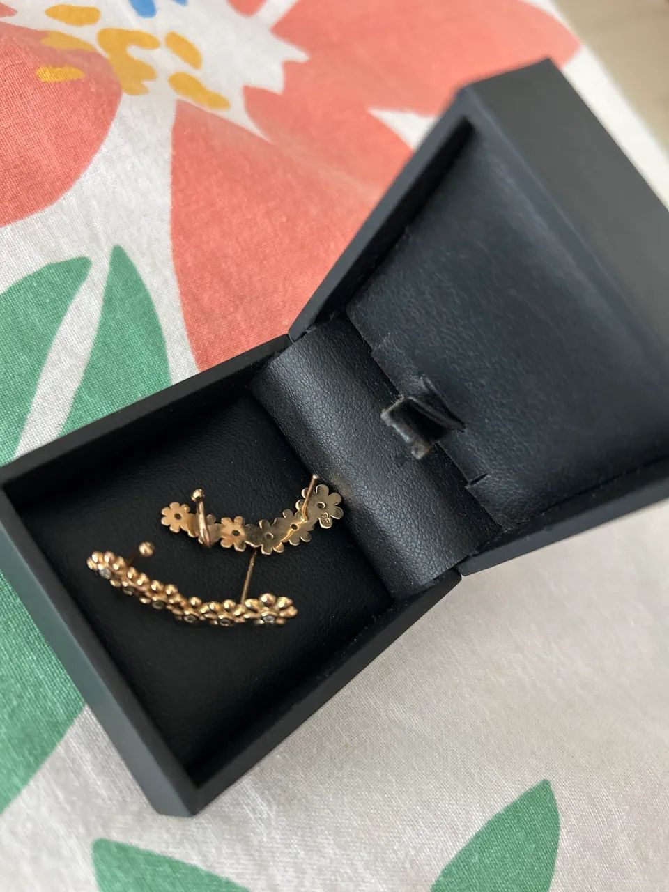 Lindo brincos com pedras e rosas dourado. - Foto 2