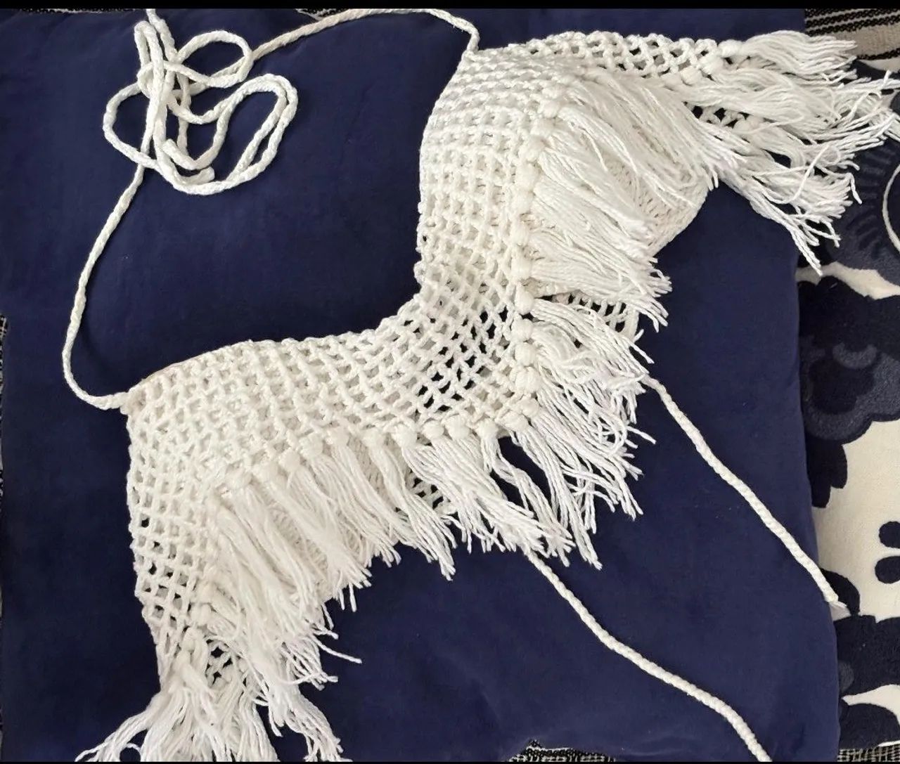 Biquíni de Crochê Branco com Detalhes de Franja - Foto 2