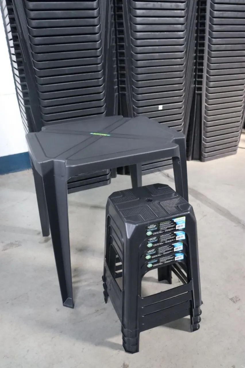 jogo de mesa plástica e 4 banquetas preto - Foto 2