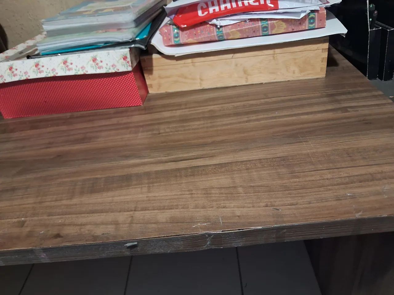 Mesa de escritório e estante.64520782012163123
