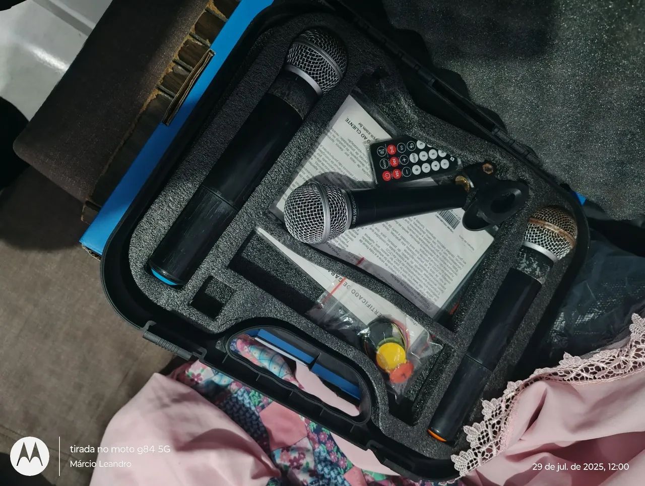 Microfones sem fio com base e cabos 