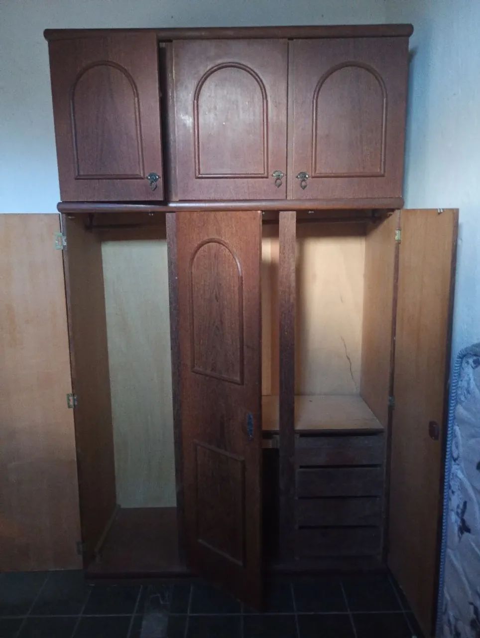 Guarda roupa de sucupira com 3 portas