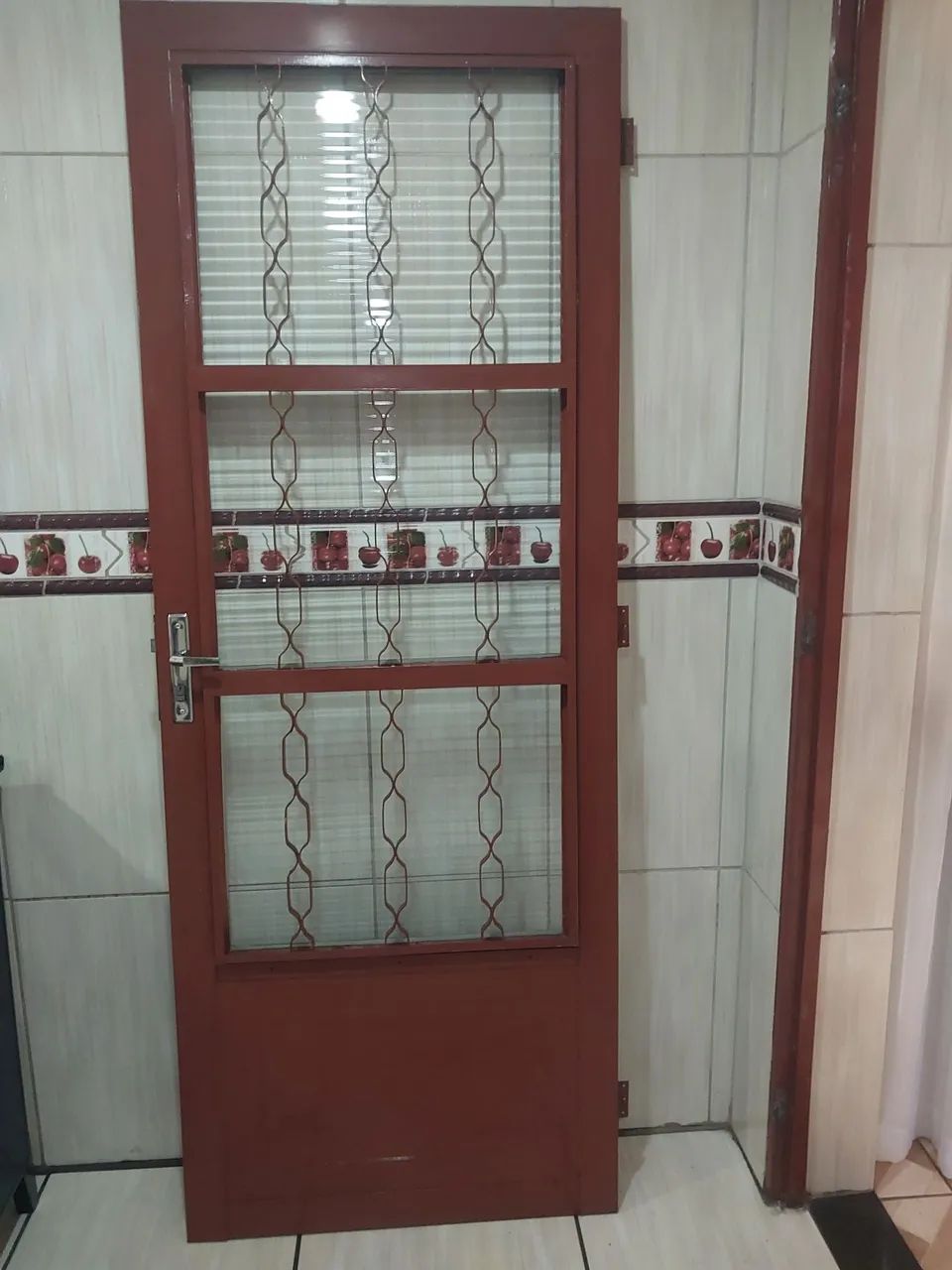 Porta de ferro com vidro e grade com uma chave sem batente - Foto 4
