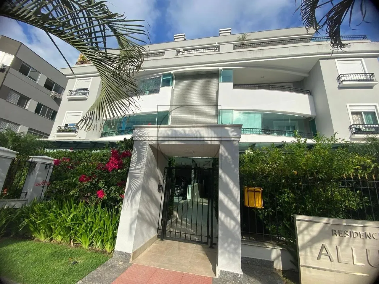 Amplo apartamento 2 suítes a 200 metros do mar