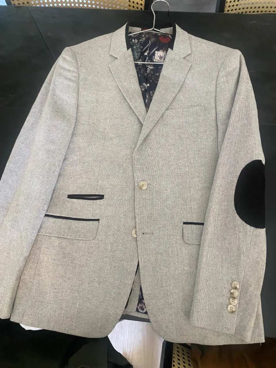 Blazer cinza francês com detalhes e cotoveleiras