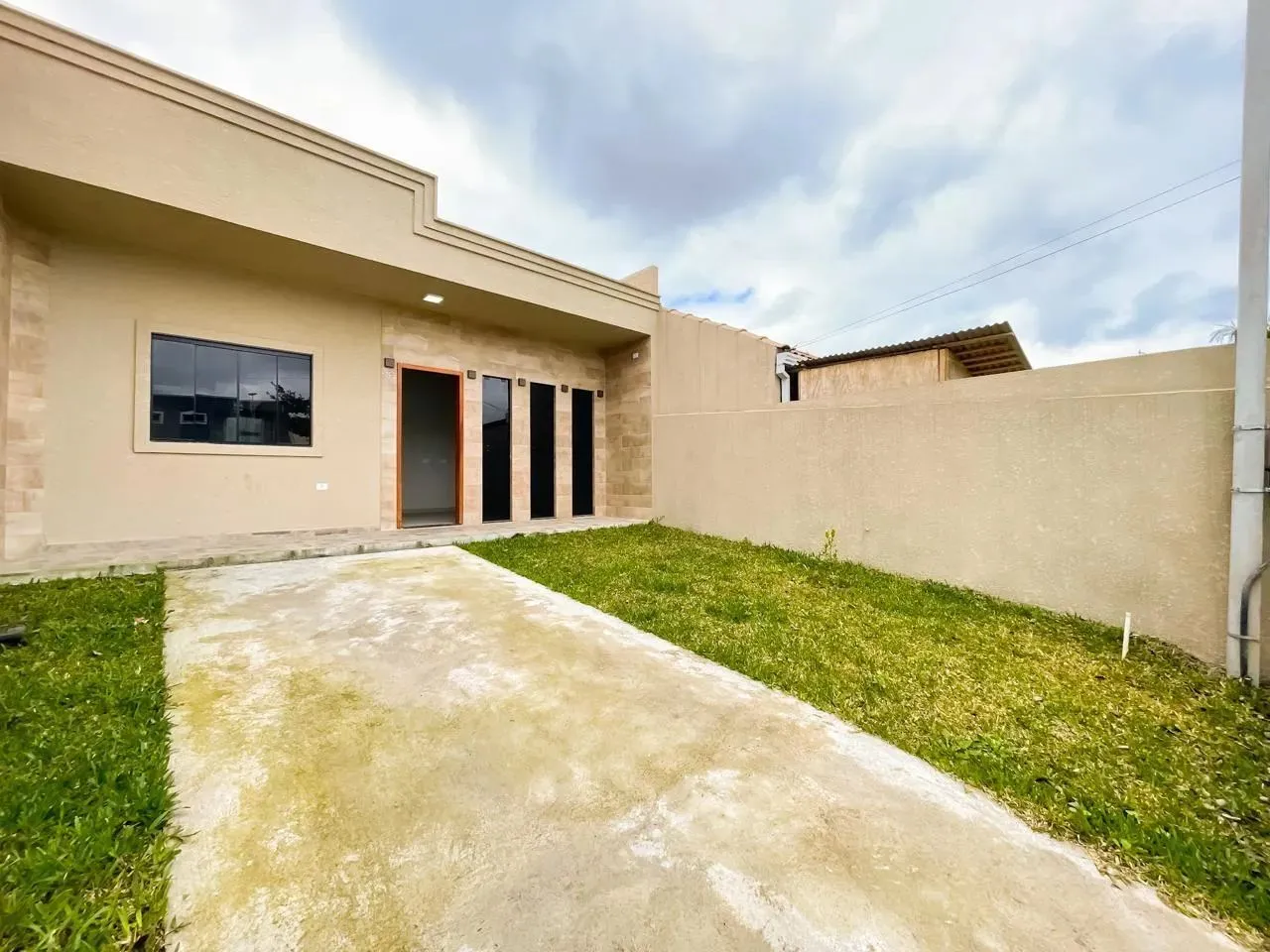 Casa térrea à venda no Umbará com 3 quartos, suíte e 2 vagas de garagem