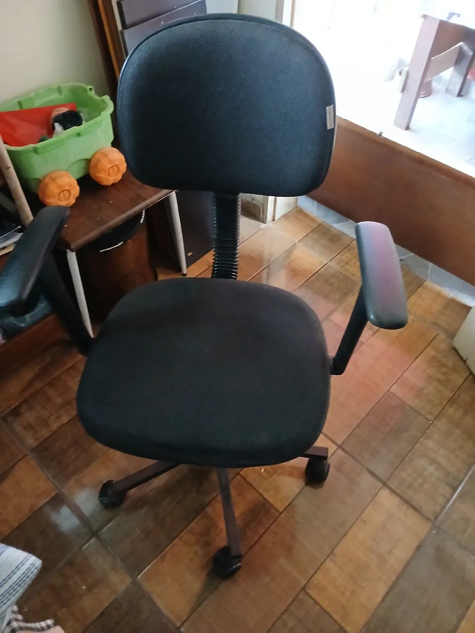Cadeira giratória de escritório com rodas