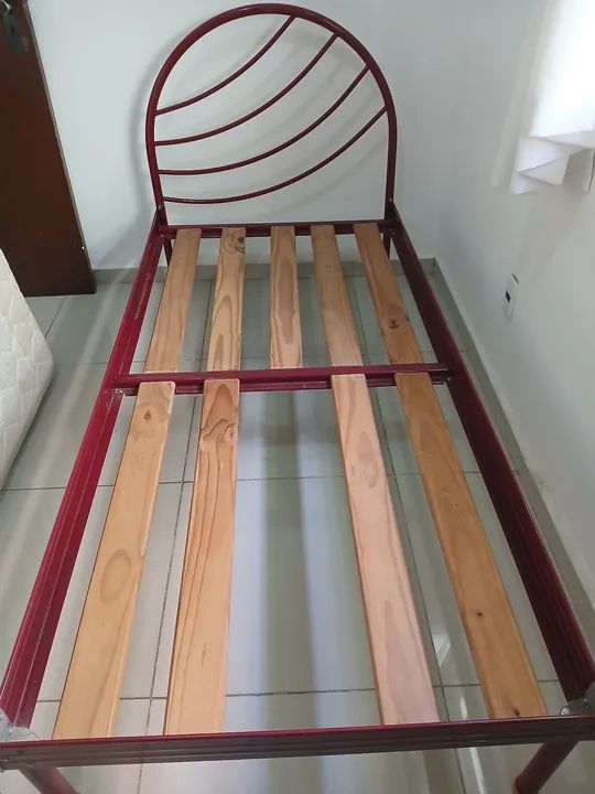 Cama de ferro com estrutura de madeira - Foto 2