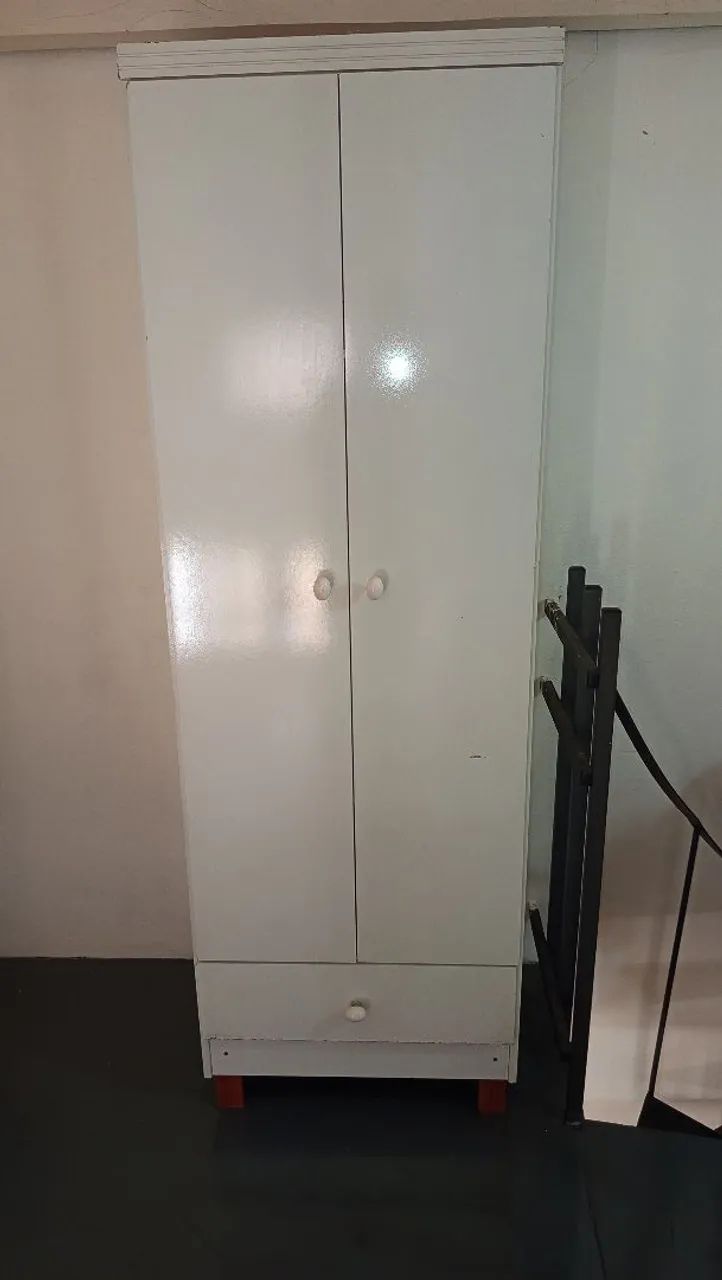 Guarda roupa de madeira