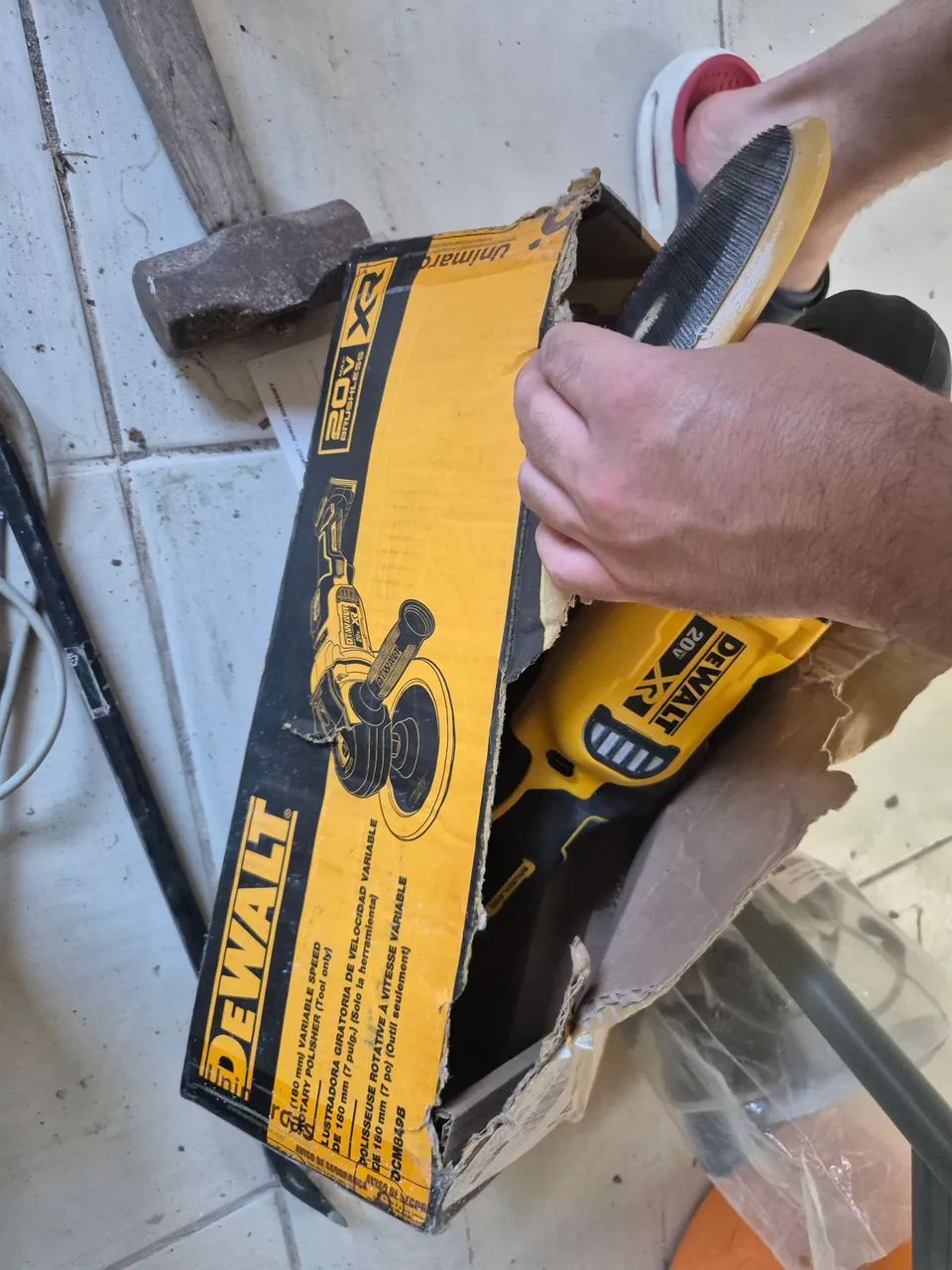 Politriz dewalt 20v a bateria - muito nova com nota fiscal  (apenas maquina) - Foto 3