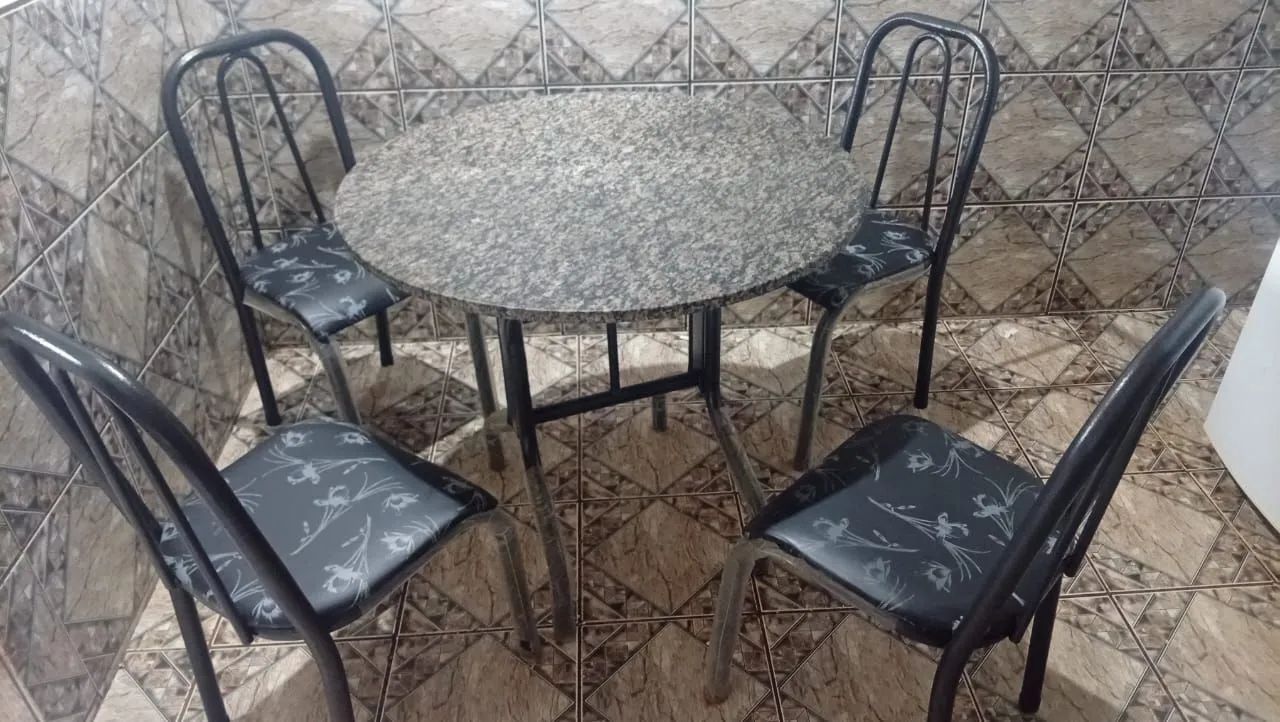 Mesa 4 cadeiras muito nova! - Foto 4