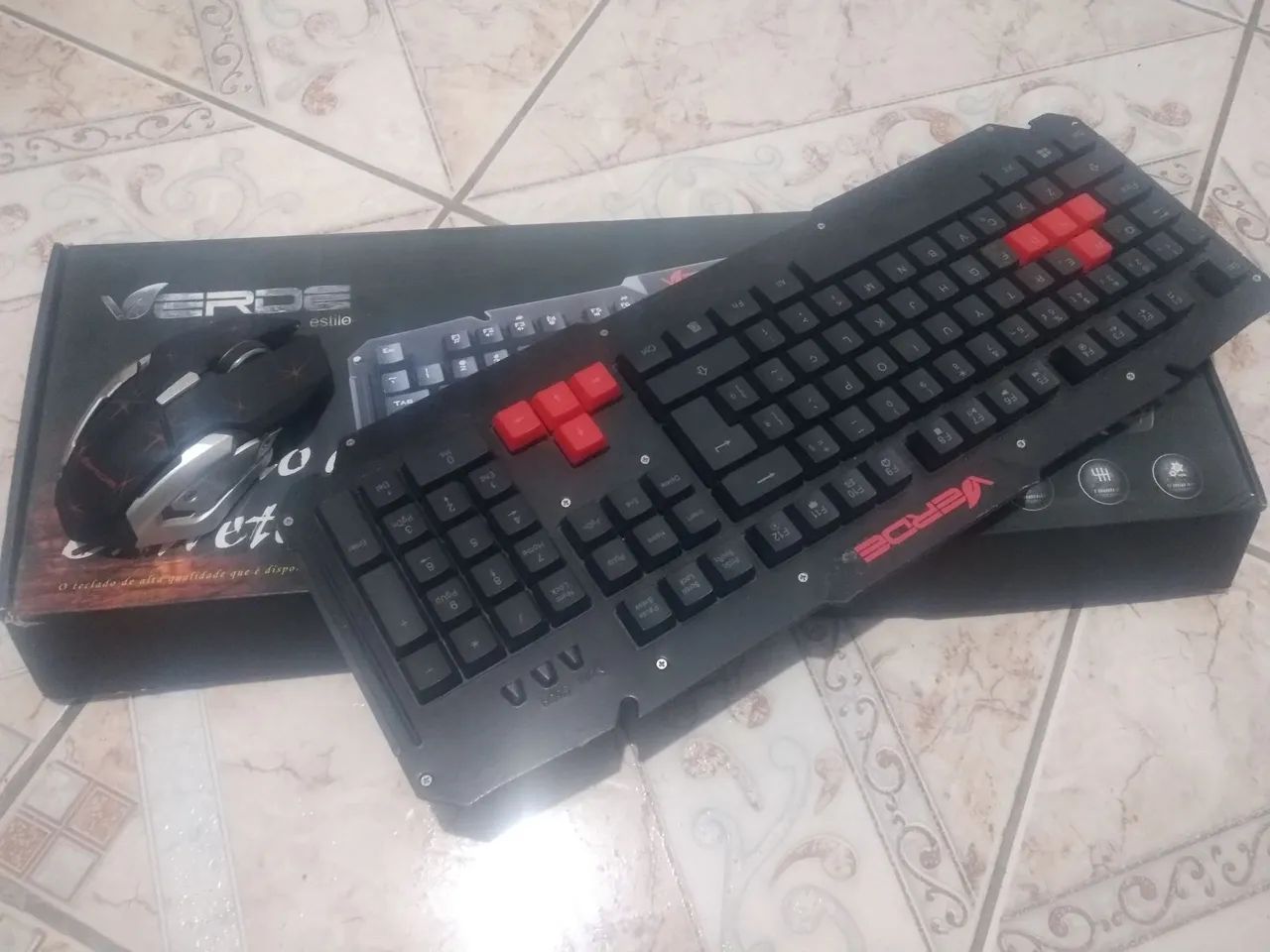 Teclado com mouse e caixa (ler descrição)