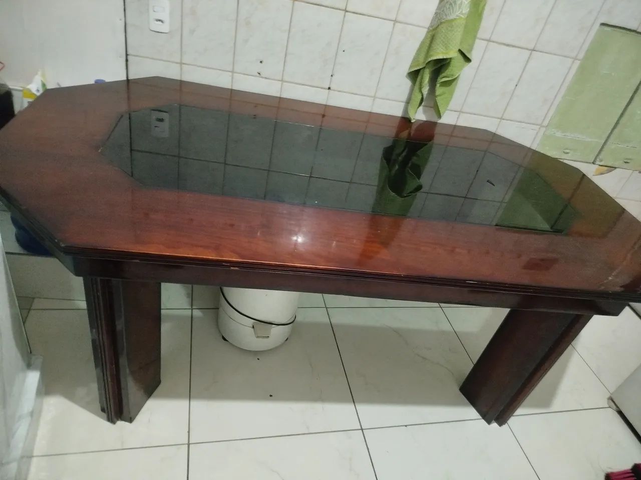 Mesa de madeira com vidro no meio mesa tem 2.20 metros  - Foto 2