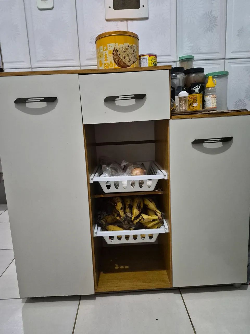 Armário e frutaria.