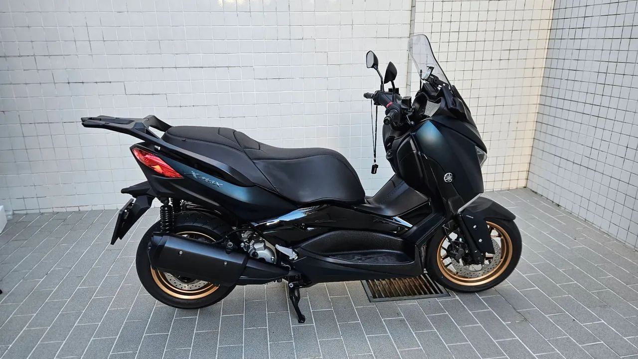 XMAX 250 com vários acessórios 