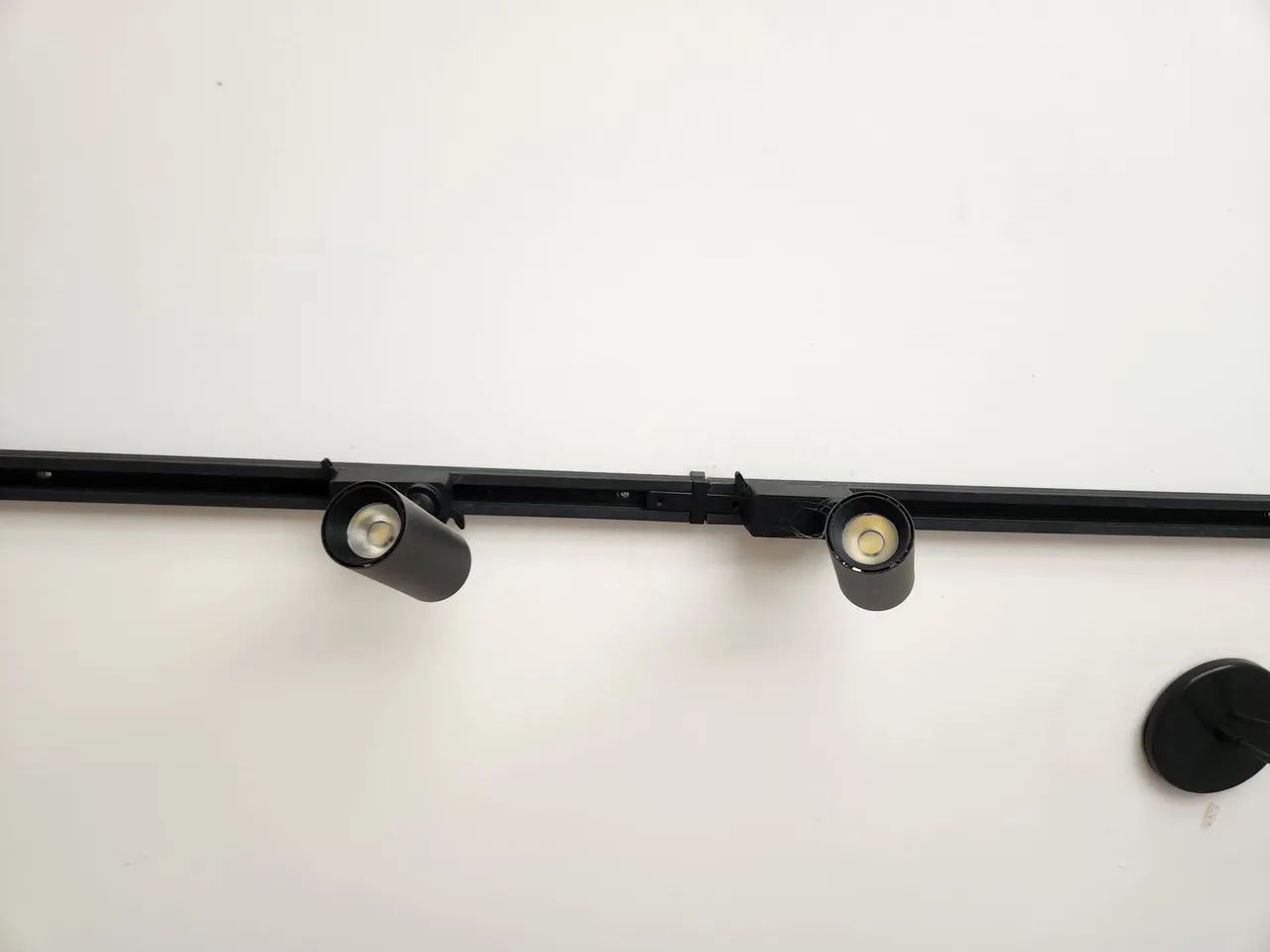 Trilho eletrificado preto com spots - Foto 2
