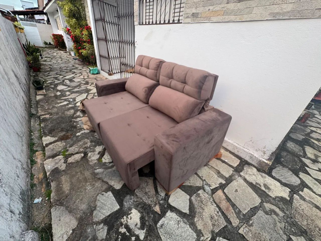 Sofá retrátil veludo café embalado novo de loja  - Foto 4