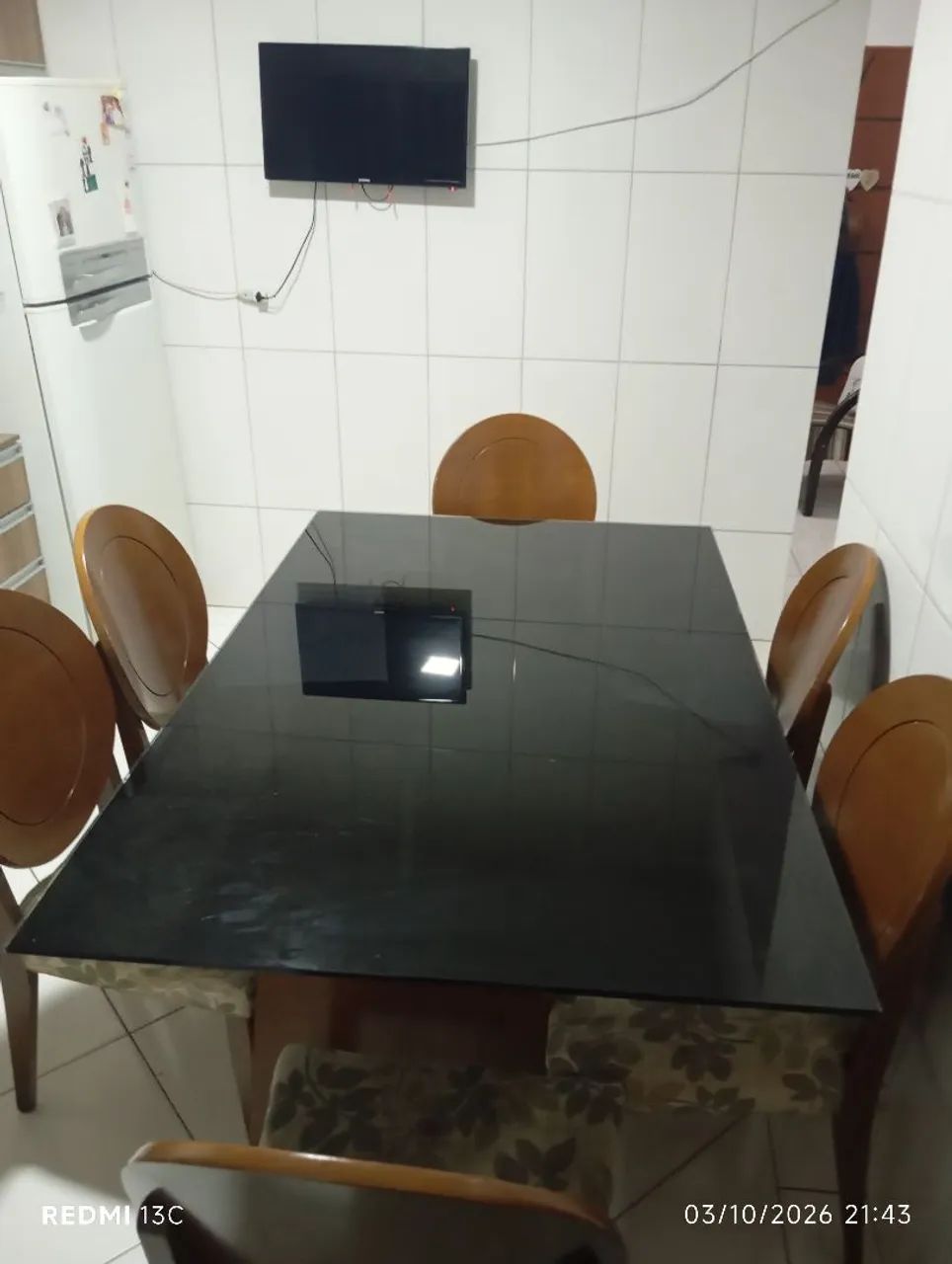 Mesa com tampão de vidro com 06 cadeiras - Foto 4