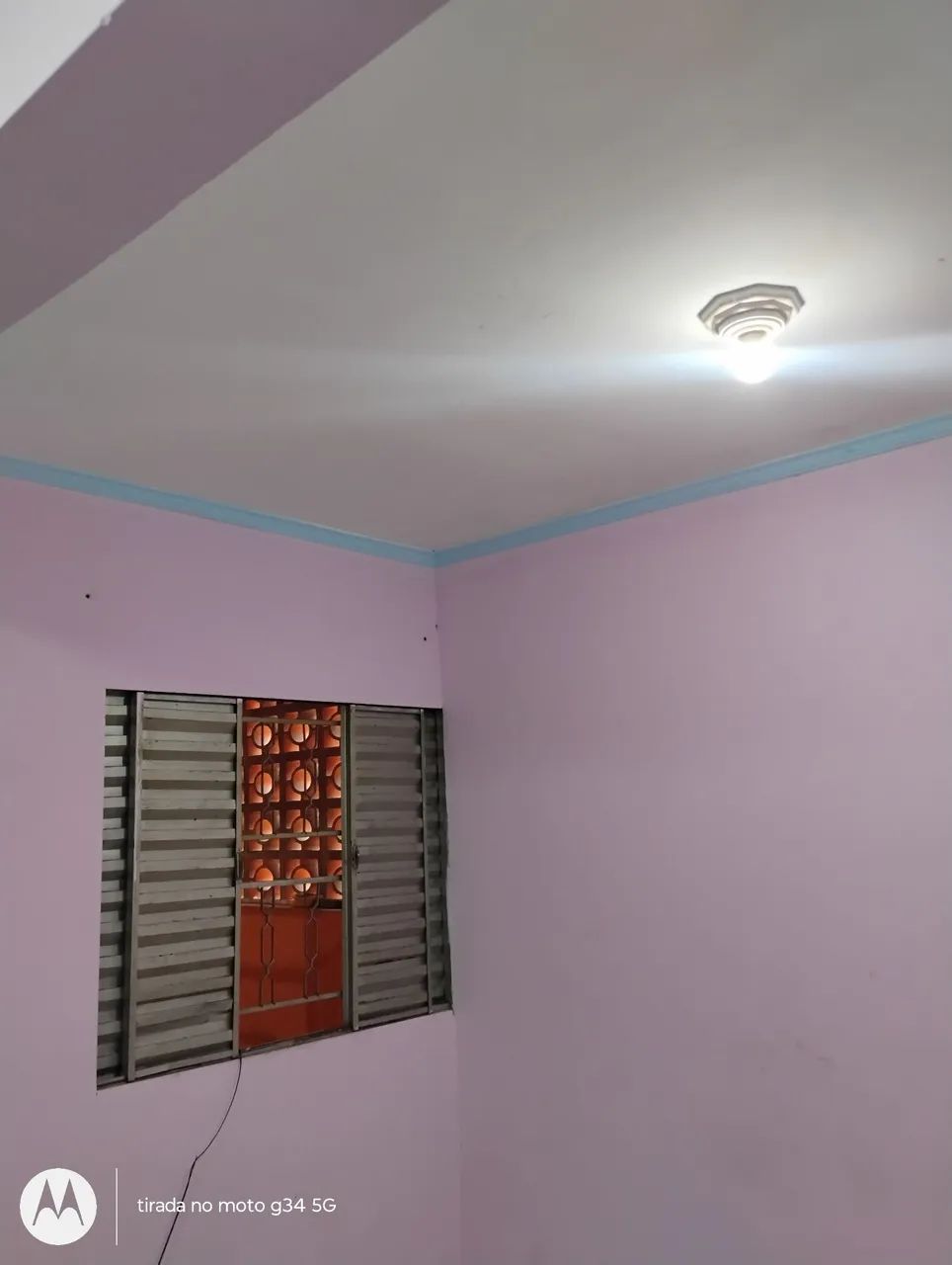 Aluga se uma casa com quarto/ e cozinha/ banheiro/e área/  