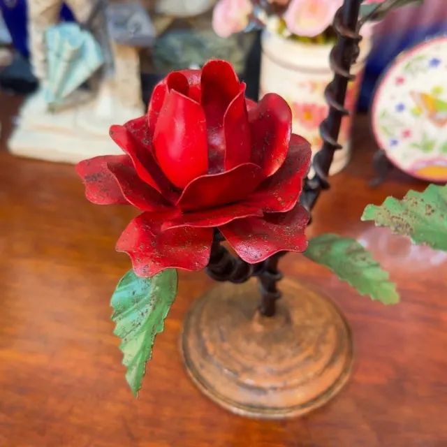 PAR DE PORTA-VELAS EM FERRO ROSAS - Foto 4