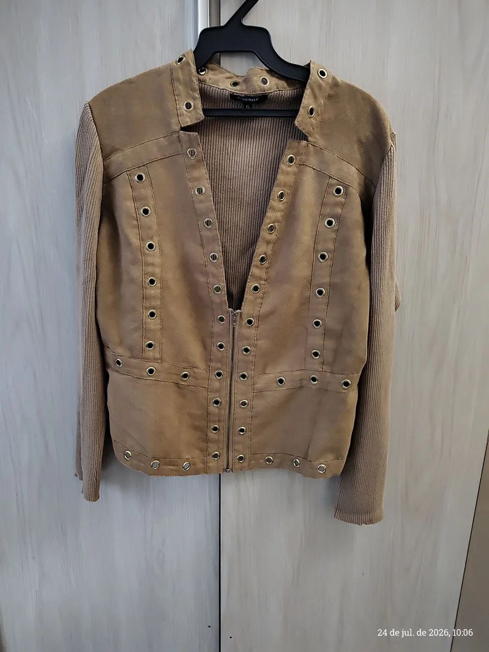 Jaqueta em Suede com ilhós e tecido de lã Tam G - Foto 2