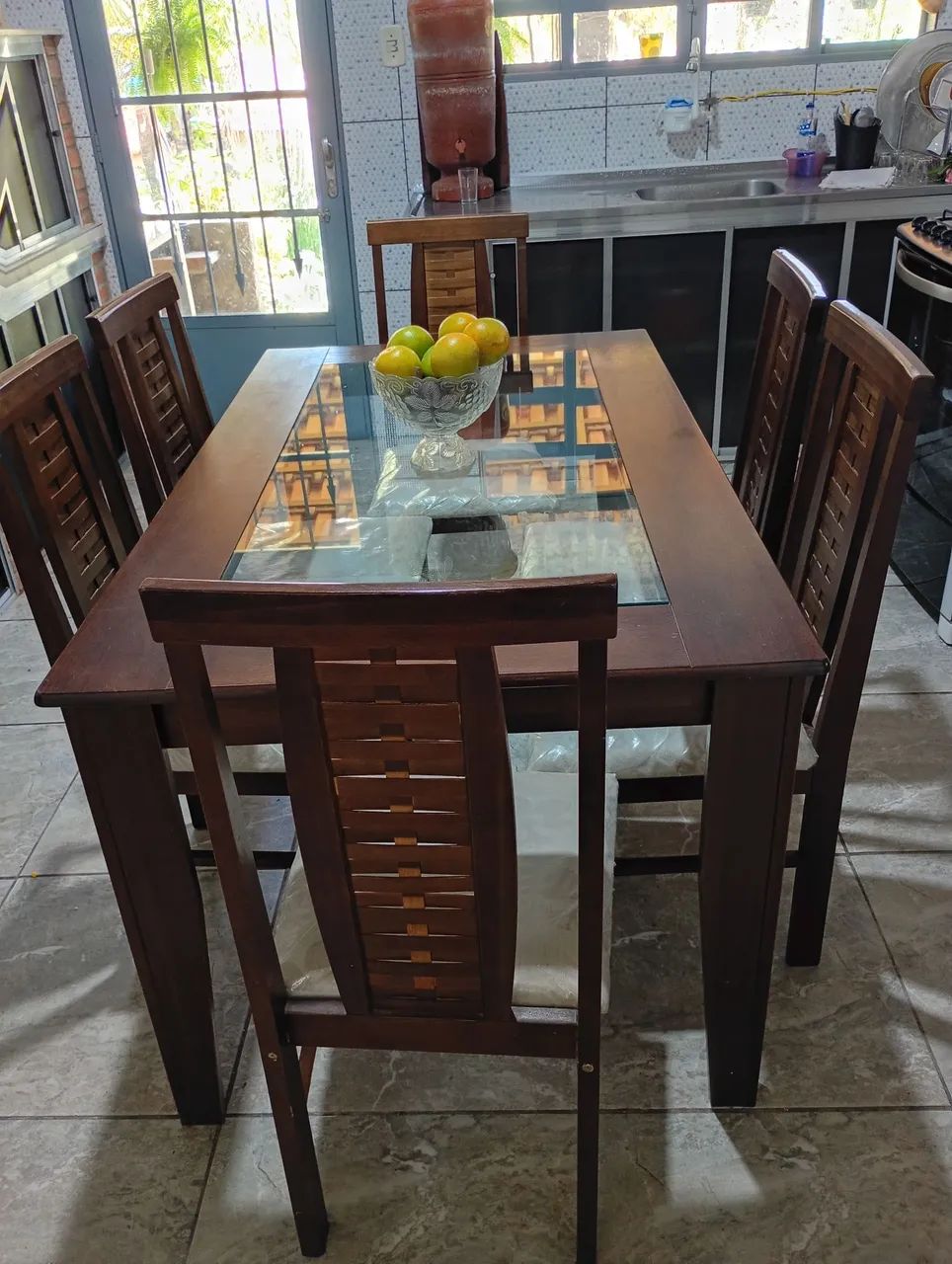 Mesa ,tampo de vidro com 6 cadeiras. - Foto 5