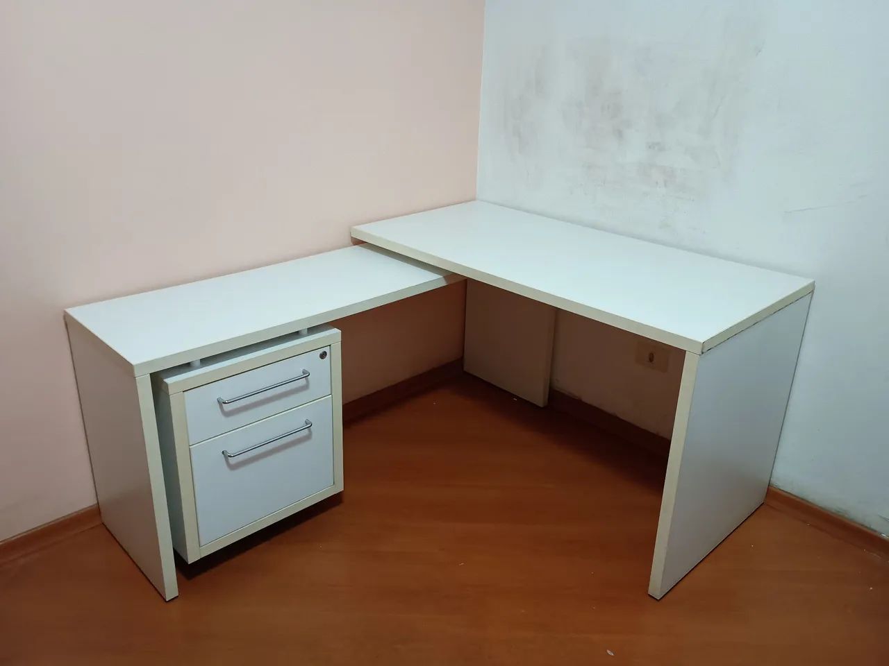 Mesa de escritorio em L com gaveteiro - Foto 2